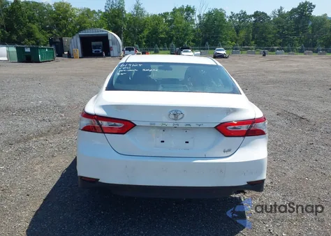 2018 Toyota Camry Le z USA, uszkodzony, nr VIN 4T1B11HK5JU551693